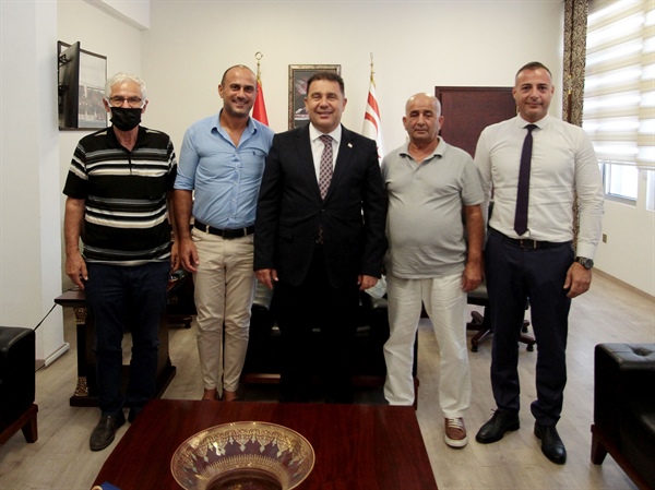 Başbakan Saner, şöför okulları ve çalışanları yardımlaşma kooperatifi heyetini kabul etti