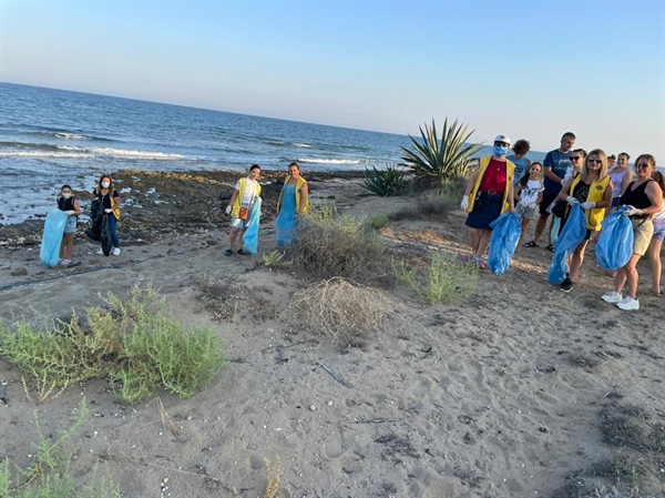 Mağusa Kale Lions Kulübü, sahil temizliği yaptı