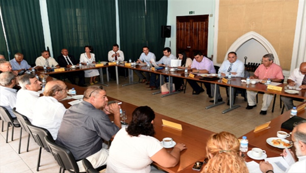 Bazı Kıbrıslı Türk ve Rum siyasi parti başkan ve temsilcileri toplantı yaptı