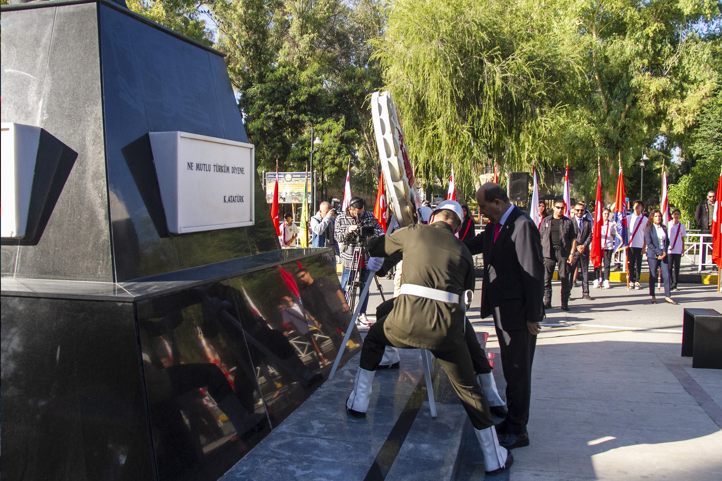 Lefkoşa Atatürk Anıtı önünde Cumhuriyet töreni